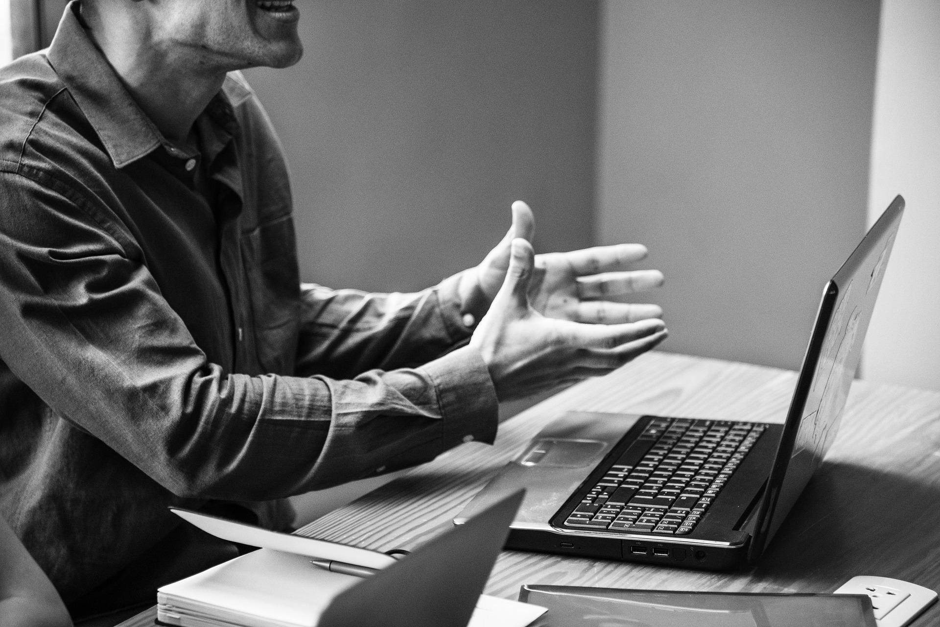 homme énervé devant son ordinateur UX bullshit